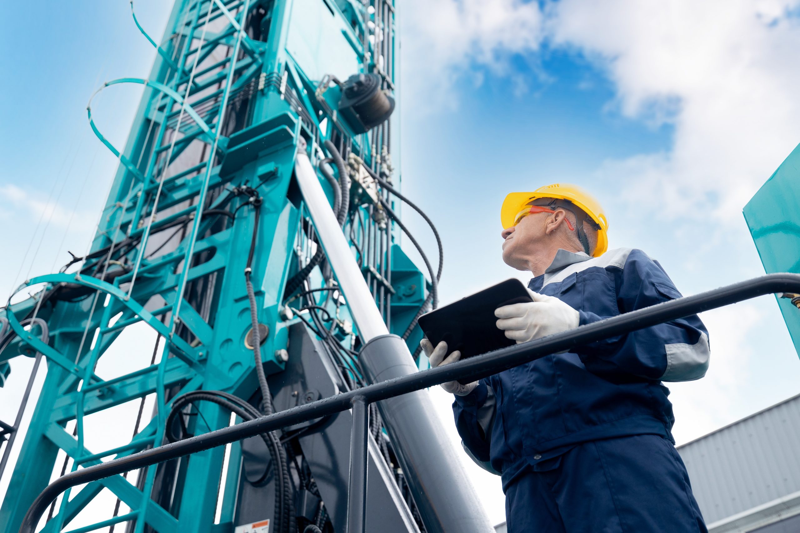 Industry,Operator,Use,Computer,Tablet,For,Control,Rig,Platform,For